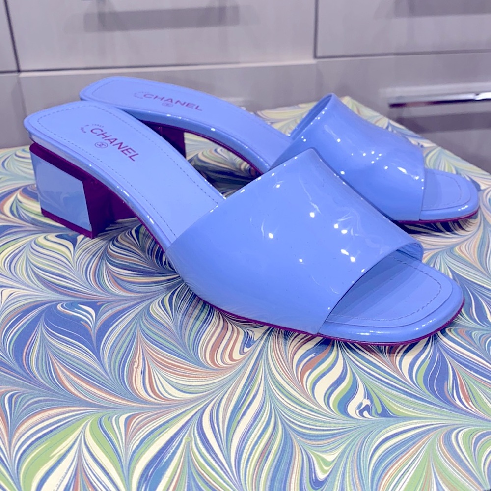 BRAND NEW CHANEL 2022 Interlocking CC Logo Slides